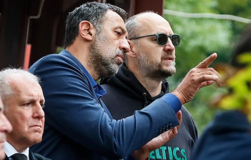 Vlade Divac i Dino Rađa usnimljeni u kafani: Legende u elementu, iz sveg glasa pršti "Pukni zoro" (VIDEO)