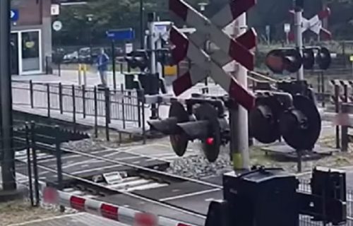 Mozga ni za lek: Našla se na šinama, pa u poslednjoj milisekundi izbegla smrt (VIDEO)