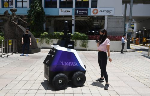 Baci cigaretu u ime zakona! Roboti policajci čuvaju Singapur, snimaju neželjena ponašanja (VIDEO)