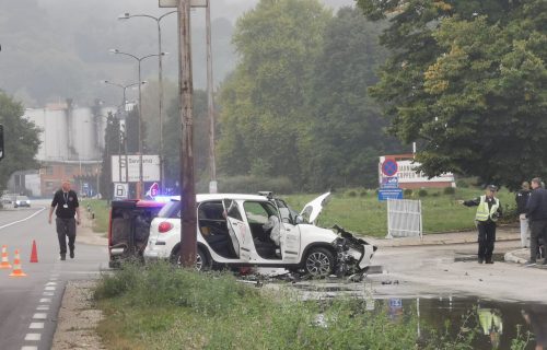 Jeziva saobraćajna nezgoda u Sevojnu: Jedan auto PREPOLOVLJEN, drugi završio prevrnut (FOTO)