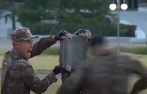 Severna Koreja: Vojnici lome cigle i betonske ploče GLAVOM i rukama, Kim Džong Un aplaudira (VIDEO)