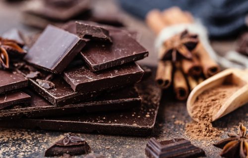 Najnovija studija pokazuje: Tamna čokolada smanjuje krvni pritisak, šećer u krvi i pomaže u MRŠAVLJENJU