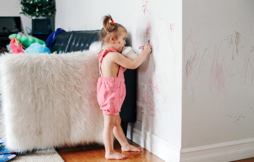 Deca stalno žvrljaju po zidovima? Rešite se fleka uz pomoć jedne stvari koju držite U KUPATILU (VIDEO)