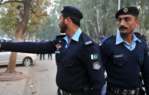 Oteli ga od policije, pa ZVERSKI ubili: 300 osoba KAMENOVALO muškarca u Pakistanu