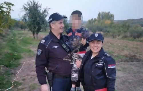 PRONAĐEN DEČAK (5) iz Rume: Izgubio se kada je krenuo za psom, policija odmah krenula u potragu (FOTO)