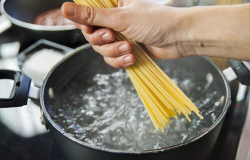 Devet zlatnih PRAVILA za kuvanje špageta: Kako da vam testenina uvek bude savršeno spremljena?