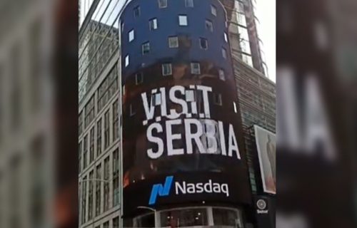 Vijori se SRPSKA ZASTAVA u srcu Menhetna: Spot o vezama Srbije i SAD se emituje na Tajms skveru (VIDEO)