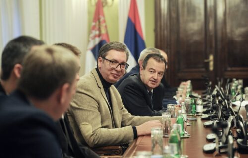 Vučić stigao u Skupštinu Srbije: Učestvovaće na sastanku Radne grupe za međustranački dijalog (FOTO)