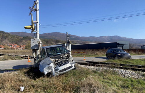 Jezive FOTOGRAFIJE nesreće kod Pirota: Automobil u potpunosti SMRSKAN nakon sudara sa vozom (FOTO)