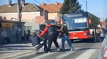 PESNIČENJE usred Beograda: Više muškaraca se POTUKLO na ulici, valjaju se po asfaltu (VIDEO)