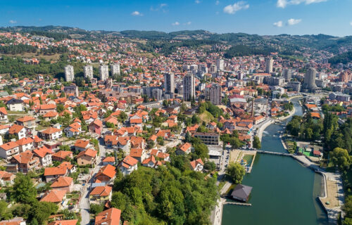 NEOBIČNA scena u Užicu: Neverovatna boja ove reke IZNENADILA mnoge (FOTO)