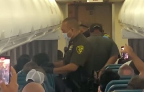 Nedeljama u glavi slušao nepodnošljive glasove, pa ušao u avion i učinio groznu stvar (VIDEO)