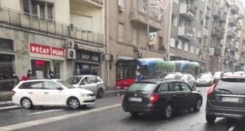 Udes kod Brankovog mosta: Sudar automobila izazvao KOLAPS (FOTO)