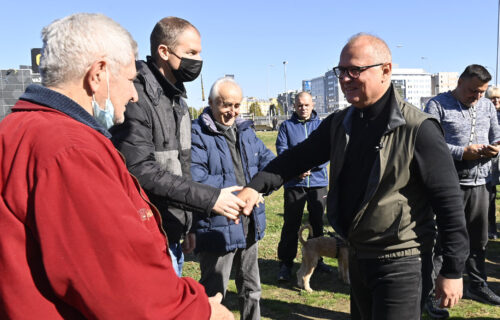 Objektiv u POKRETNOJ kancelariji Gorana Vesića: Želim da pričam sa ljudima i rešim problem (FOTO+VIDEO)