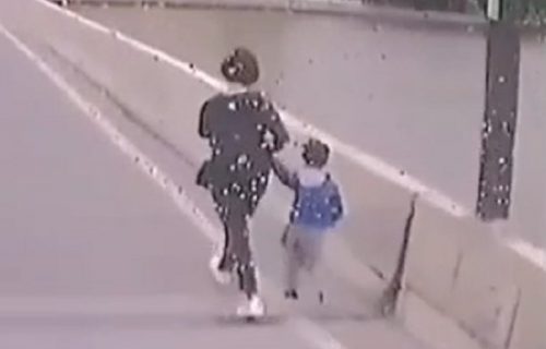 Užas na mostu: Vozač autobusa video ženu sa sinom kako se sprema da SKOČI, pa je pohitao ka njima (VIDEO)