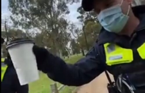 Javnost osudila ovakvo ponašanje: Policajac uzeo čoveku kafu da proveri "ima li razloga" da ne nosi masku