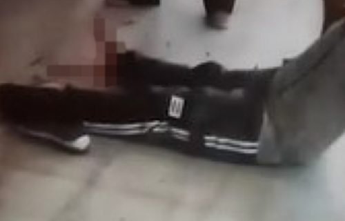 (UZNEMIRUJUĆI VIDEO) Isplivao snimak stravičnog nasilja u školi u Surčinu: Dečak na podu posle napada