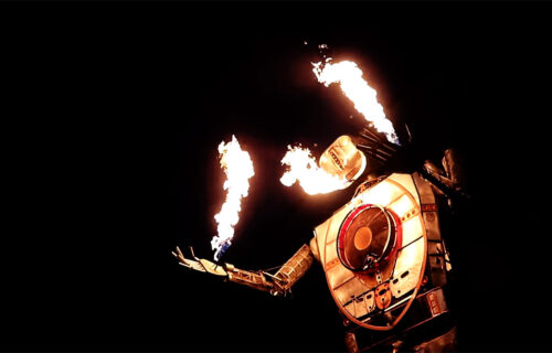 Robot koji bljuje vatru je HIT na internetu, a tek da vidite od čega je napravljen (VIDEO)