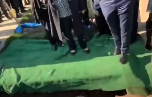 Hej, pustite me napolje! Šok na SAHRANI, iz rake se začulo dozivanje i LUPANJE o kovčeg (VIDEO)