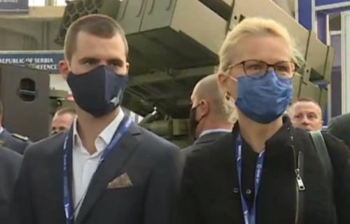 Ovo je UDOVICA Miroslava Lazanskog: Došla na Sajam u pratnji sina, a svi su gledali u jedan DETALJ (FOTO)