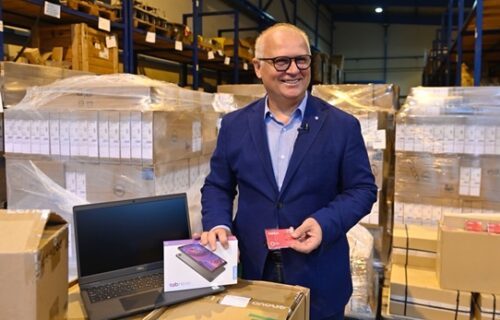 Goran Vesić: Deci sa Kosova i Metohije na poklon 300 tableta