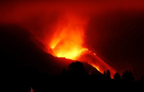 Jaka ERUPCIJA: Vulkan Kumbra izbacuje blokove lave velike visine (FOTO)