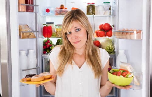 Kad zakrče creva pred spavanje: Nutricionisti kažu da vam je SAMO ovo dozvoljeno da jedete kasno uveče