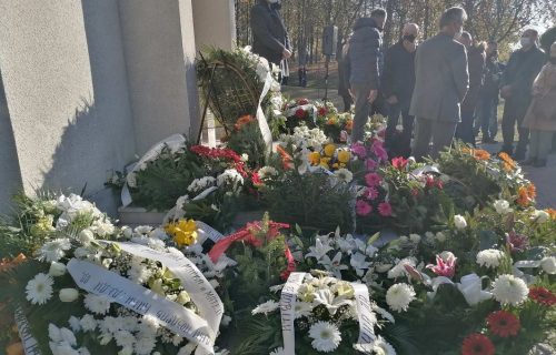 Počelo OPELO Marinku Rokviću: Nekoliko STOTINA ljudi čeka da izjavi saučešće porodici (FOTO)