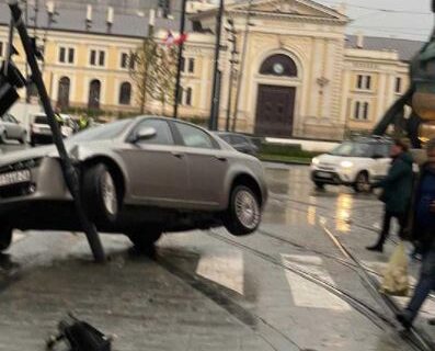 Neobična NESREĆA na Savskom trgu: "Alfa" čim vidi nešto što liči na dizalicu, sama se POPNE na to (FOTO)