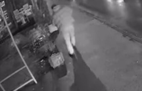 (UZNEMIRUJUĆI VIDEO) SNIMAK pucnjave u Novom Pazaru: Napadač ispalio više METAKA iz kola u pokretu