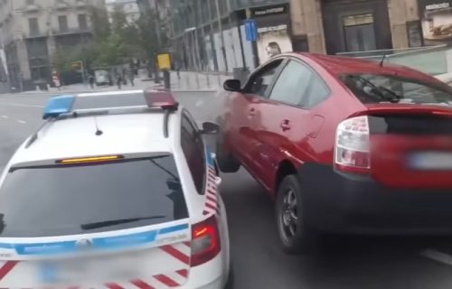 Izbegao SMRT za sekundu, kada je video policajce zaledio se: Ceo događaj snimio do svakog detalja (VIDEO)