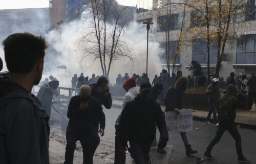 DRAMATIČNI prizori na protestima u Briselu: Demonstranti bacali kamenje i dimne BOMBE (FOTO+VIDEO)