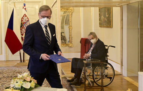 Zeman imenovao NOVOG PREMIJERA: Ceremoniju vodio iz kabine od pleksiglasa, razlog je tužan (FOTO)