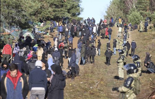 Suzavac i vodeni topovi, migranti prave "svoje oružje": Nastavlja se drama na granici sa Poljskom (VIDEO)