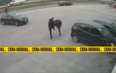 "Jesi NORMALNA, ljudi gledaju?" Žena SKOČILA na muškarca - haos na parkingu u Sarajevu (VIDEO)