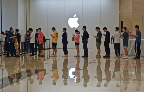 Apple plaća 30 MILIONA za maltretiranje radnika: Svakodnevno PRETRESALI zaposlene u radnjama