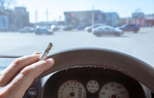 Kako se rešiti SMRADA cigareta u kolima? Ovih nekoliko jednostavnih TRIKOVA može da pomogne