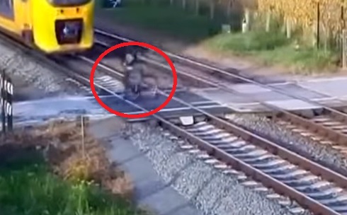 Prelazio prugu biciklom, a nije video voz iz suprotnog smera: Usledila je neviđena drama (VIDEO)
