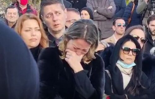 NAJPOTRESNIJE scene na Meriminoj sahrani: Neutešne ćerke slomljene od BOLA jecaju nad kovčegom (FOTO)