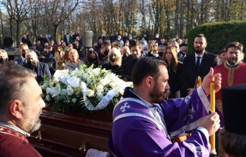 Marinku opelo služi 14 sveštenika: Sin Nikola se "slomio" nad očevim kovčegom, supruga ga drži za ruku