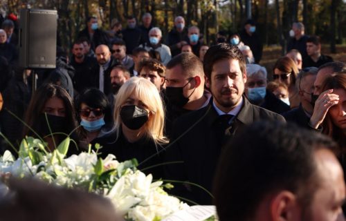 POTRESNE scene na groblju: Porodica Marinka Rokvića u SUZAMA pored njegovog sanduka (FOTO)