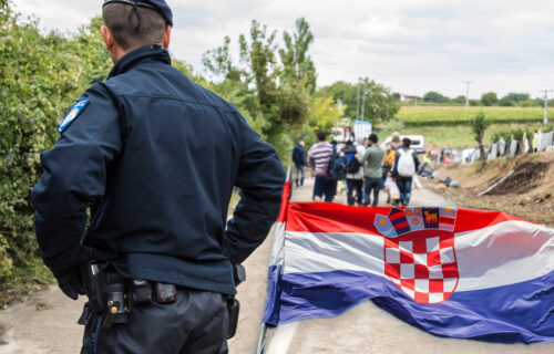 Hrvat okačio pogrešnu TROBOJKU u dvorištu: Upala mu policija zbog "PROVOKACIJE", ali to nije ono najluđe