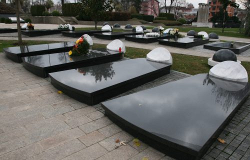 OVDE će počivati Milutin Mrkonjić: Biće SAHRANJEN pored svog velikog prijatelja i partijskog druga (FOTO)