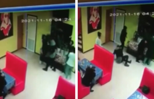 (UZNEMIRUJUĆI VIDEO) Huligan krvnički PRETUKAO devojke u kafiću: Zamolile ga da bude pristojan, on pukao