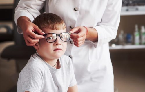 Preterano trlja OČI ili ga često boli glava: Ovo su jasni znakovi da su detetu potrebne NAOČARE