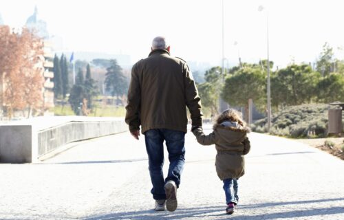 Ocu zabranili da viđa dete jer nije VAKCINISAN: Odluka sudije podelila je mnoge