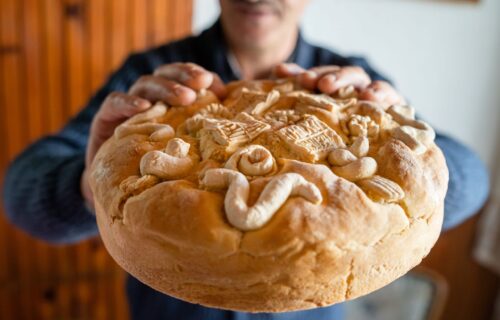 Neka vaša trpeza bude kompletna: Kako da napravite najlepše ukrase za slavski kolač (RECEPT+VIDEO)