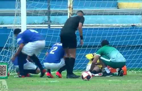 Stravična scena u Brazilu: Pucnjava nasred utakmice, igrači momentalno pobegli sa terena! (VIDEO)