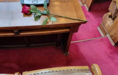 TUŽAN PRIZOR u Narodnoj skupštini: Evo šta se danas nalazilo na mestu na kojem je sedeo Mrkonjić (FOTO)