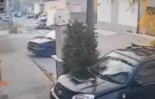 Stravičan snimak UDESA u Novom Sadu: Povređene tri osobe, taksi okrenut na KROV (VIDEO)